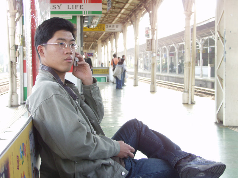 台灣鐵路旅遊攝影台中火車站月台旅客特寫2002攝影照片7