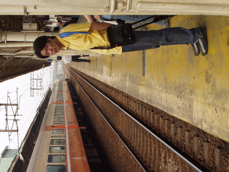 台灣鐵路旅遊攝影台中火車站月台旅客特寫2002攝影照片9