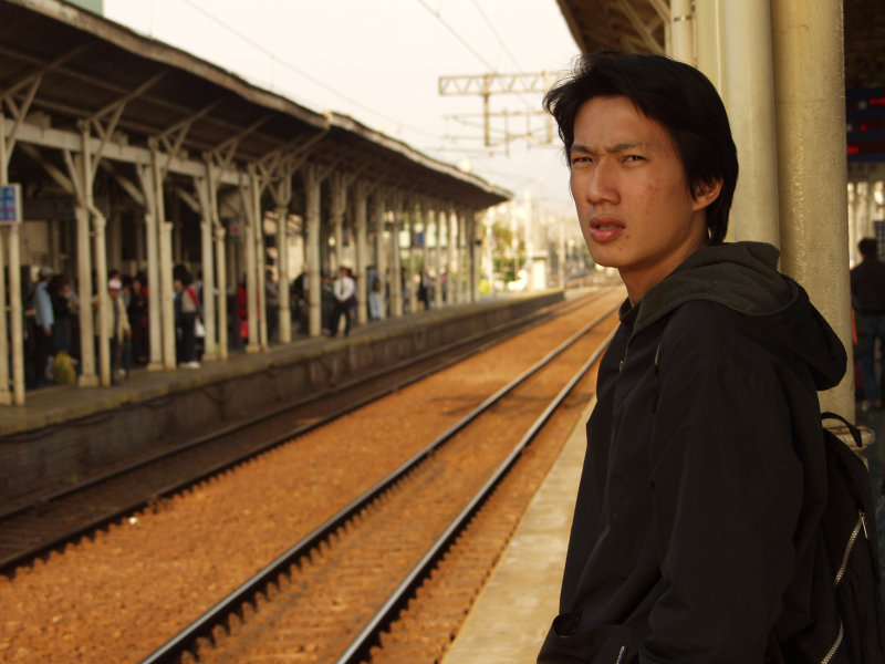 台灣鐵路旅遊攝影台中火車站月台旅客特寫2002攝影照片11