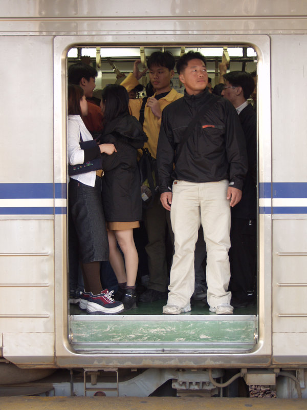 台灣鐵路旅遊攝影台中火車站月台旅客特寫2002攝影照片12