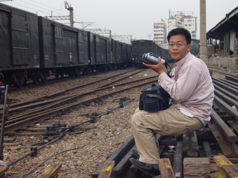 台灣鐵路旅遊攝影台中火車站月台旅客特寫2002攝影照片13