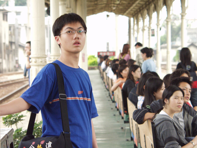 台灣鐵路旅遊攝影台中火車站月台旅客特寫2002攝影照片17