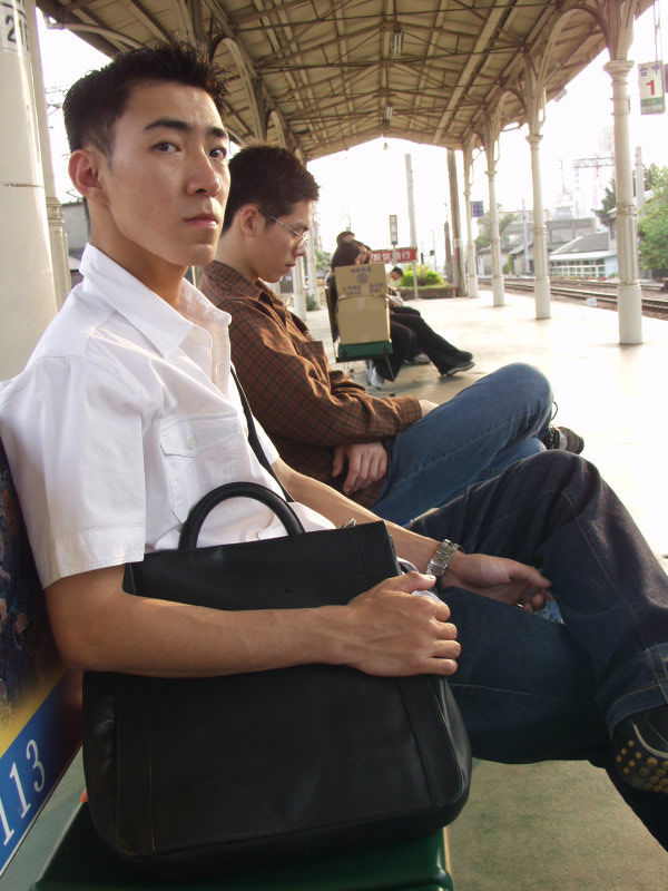 台灣鐵路旅遊攝影台中火車站月台旅客特寫2002攝影照片24