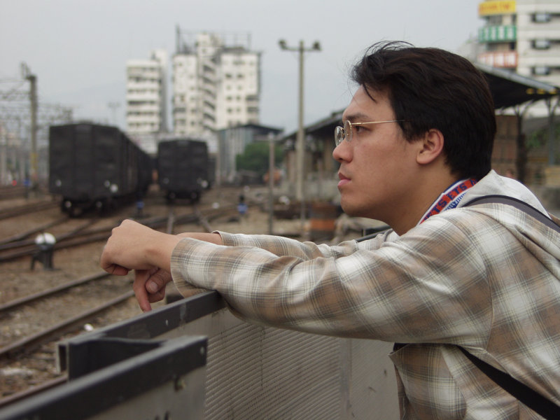 台灣鐵路旅遊攝影台中火車站月台旅客特寫2002攝影照片28