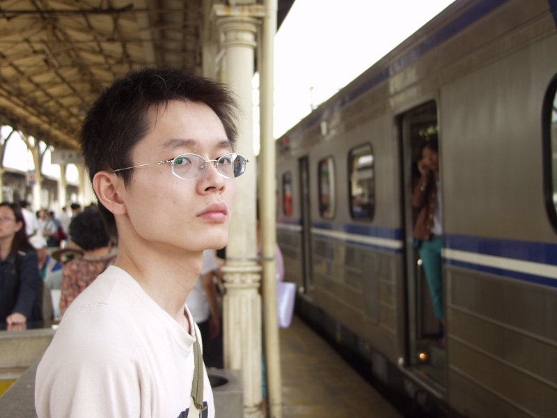台灣鐵路旅遊攝影台中火車站月台旅客特寫2002攝影照片38