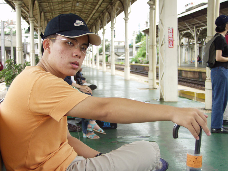 台灣鐵路旅遊攝影台中火車站月台旅客特寫2002攝影照片49