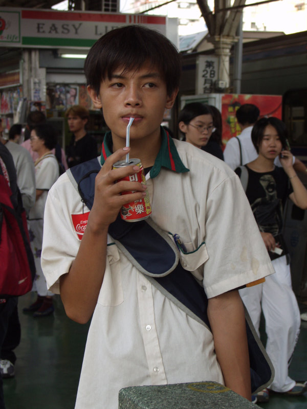 台灣鐵路旅遊攝影台中火車站月台旅客特寫2002攝影照片50