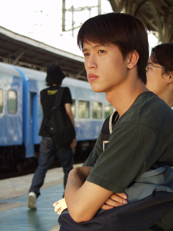 台灣鐵路旅遊攝影台中火車站月台旅客特寫2002攝影照片54