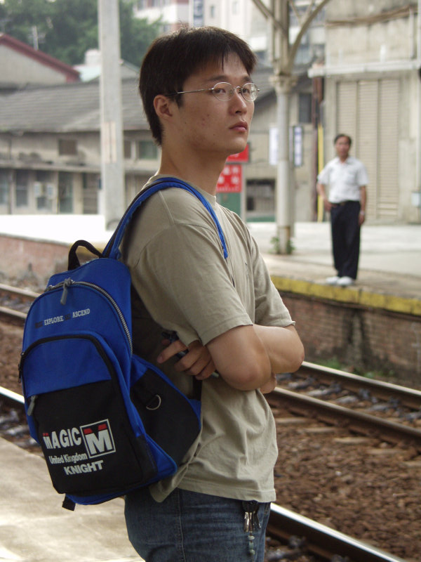 台灣鐵路旅遊攝影台中火車站月台旅客特寫2002攝影照片57