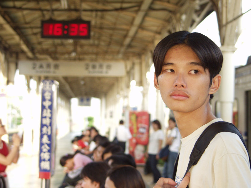 台灣鐵路旅遊攝影台中火車站月台旅客特寫2002攝影照片59