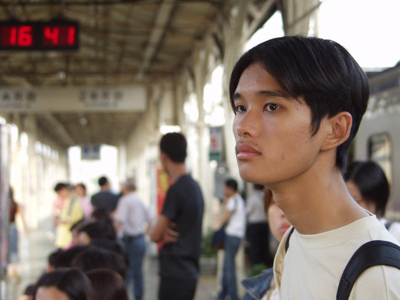 台灣鐵路旅遊攝影台中火車站月台旅客特寫2002攝影照片60