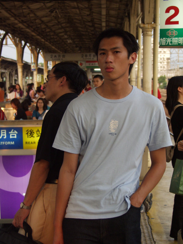 台灣鐵路旅遊攝影台中火車站月台旅客特寫2002攝影照片62