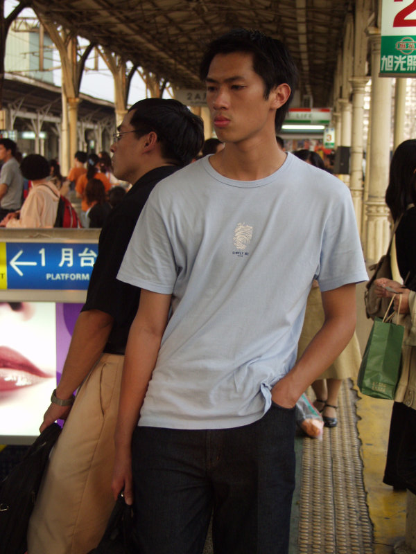 台灣鐵路旅遊攝影台中火車站月台旅客特寫2002攝影照片63