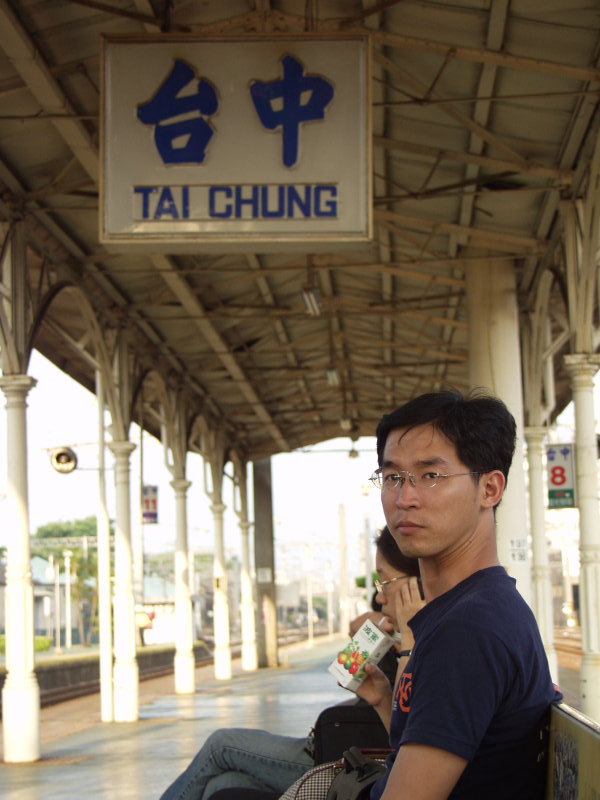 台灣鐵路旅遊攝影台中火車站月台旅客特寫2002攝影照片64