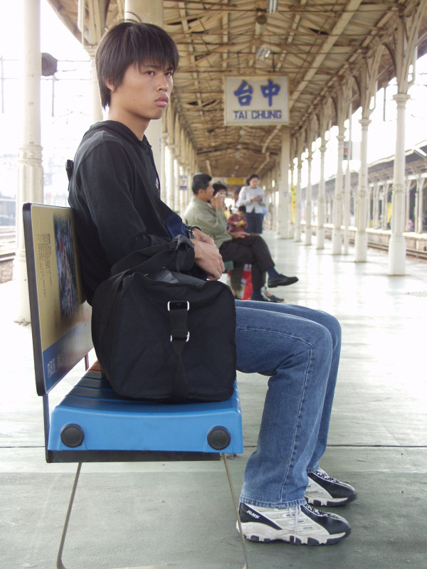 台灣鐵路旅遊攝影台中火車站月台旅客特寫2002攝影照片68