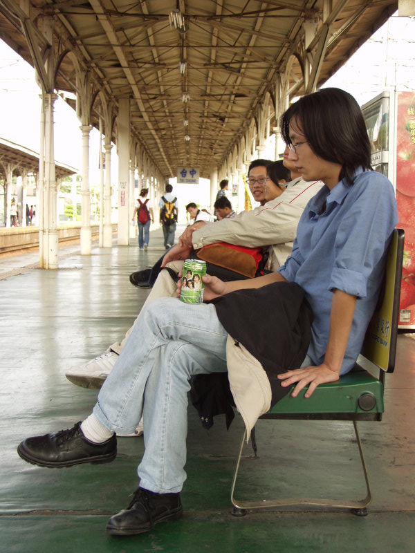 台灣鐵路旅遊攝影台中火車站月台旅客特寫2002攝影照片69