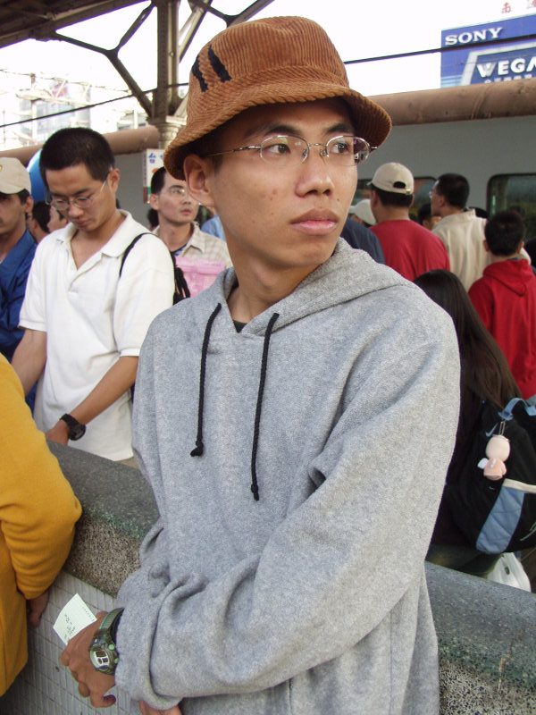 台灣鐵路旅遊攝影台中火車站月台旅客特寫2002攝影照片73