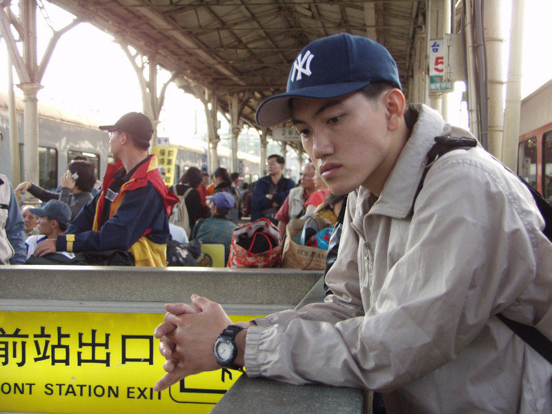 台灣鐵路旅遊攝影台中火車站月台旅客特寫2002攝影照片74