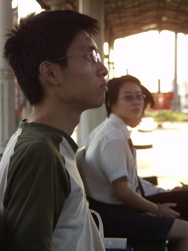 台灣鐵路旅遊攝影台中火車站月台旅客特寫2002攝影照片75