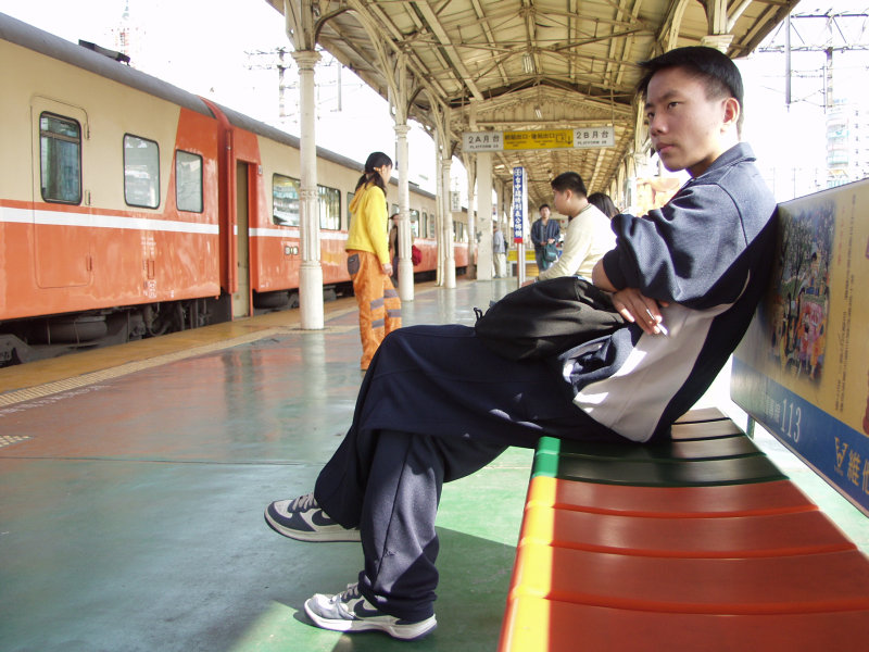 台灣鐵路旅遊攝影台中火車站月台旅客特寫2002攝影照片77