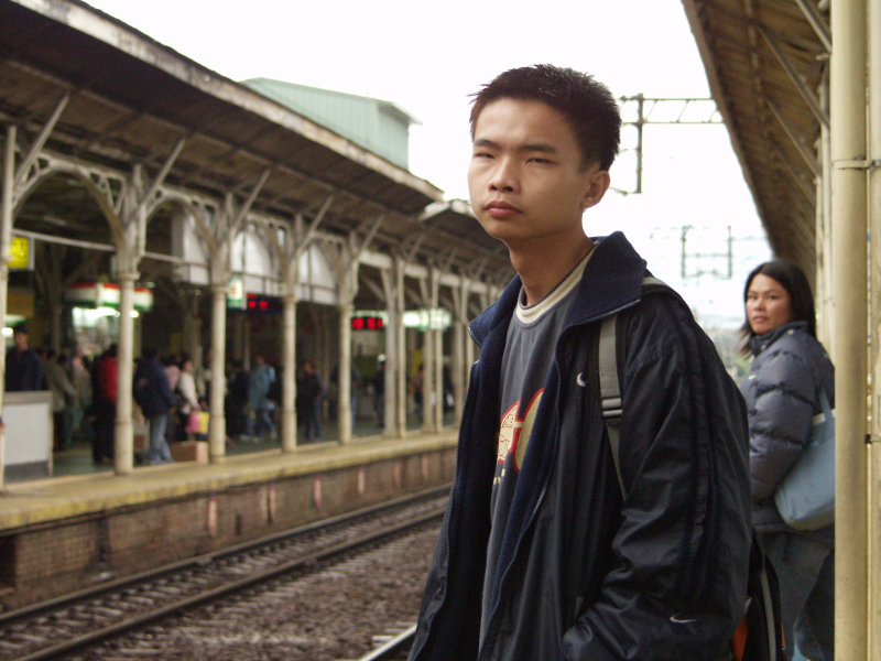 台灣鐵路旅遊攝影台中火車站月台旅客特寫2002攝影照片84