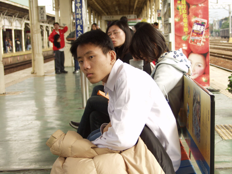 台灣鐵路旅遊攝影台中火車站月台旅客特寫2002攝影照片90