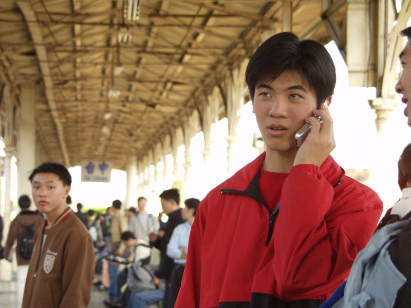 台灣鐵路旅遊攝影台中火車站月台旅客特寫2002攝影照片94
