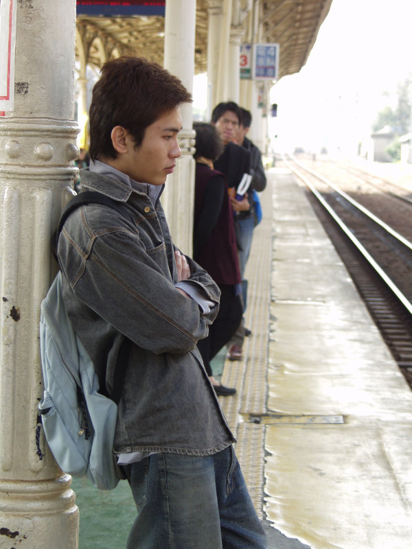 台灣鐵路旅遊攝影台中火車站月台旅客特寫2003攝影照片2