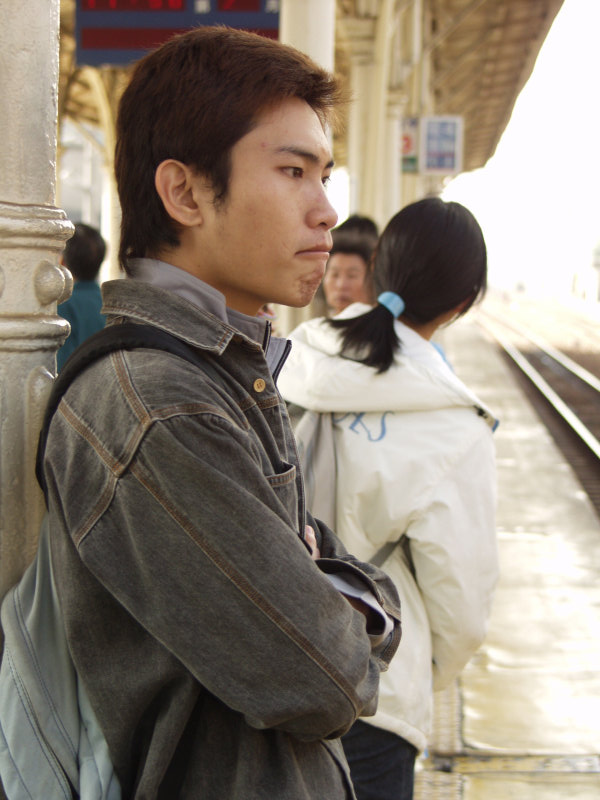 台灣鐵路旅遊攝影台中火車站月台旅客特寫2003攝影照片4