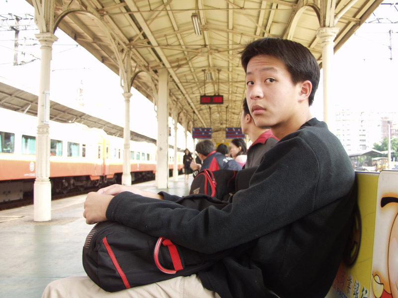 台灣鐵路旅遊攝影台中火車站月台旅客特寫2003攝影照片8