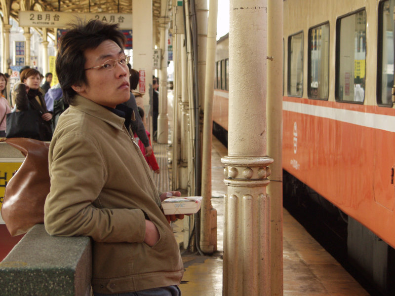 台灣鐵路旅遊攝影台中火車站月台旅客特寫2003攝影照片11