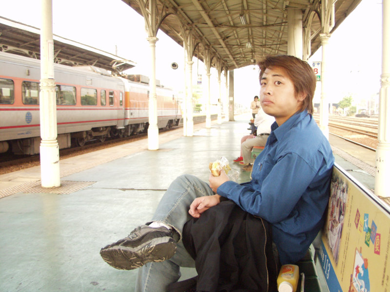 台灣鐵路旅遊攝影台中火車站月台旅客特寫2003攝影照片25