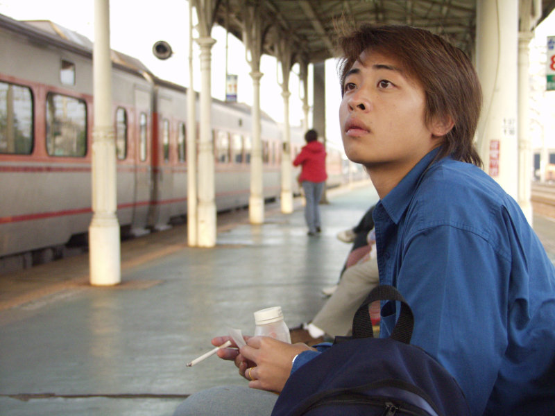 台灣鐵路旅遊攝影台中火車站月台旅客特寫2003攝影照片27