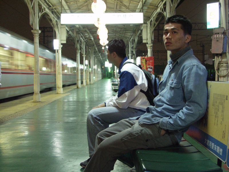 台灣鐵路旅遊攝影台中火車站月台旅客特寫2003攝影照片32