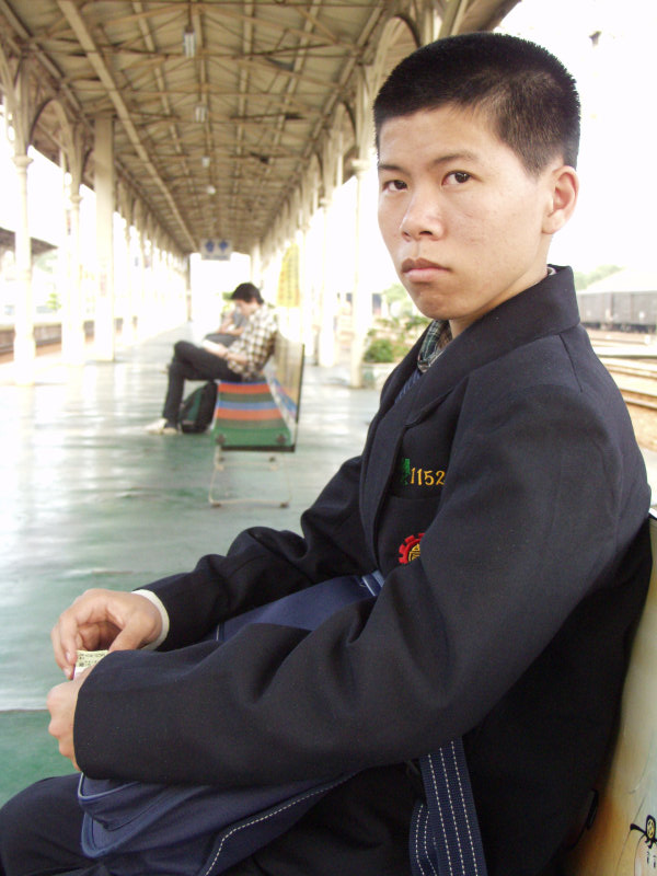 台灣鐵路旅遊攝影台中火車站月台旅客特寫2003攝影照片38