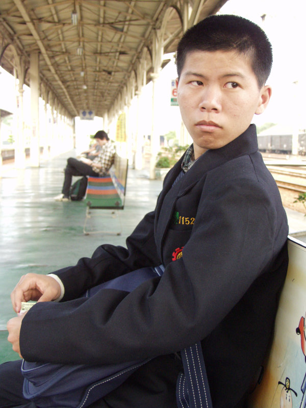 台灣鐵路旅遊攝影台中火車站月台旅客特寫2003攝影照片39
