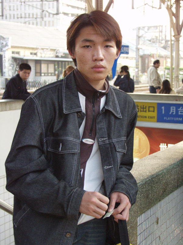 台灣鐵路旅遊攝影台中火車站月台旅客特寫2003攝影照片41