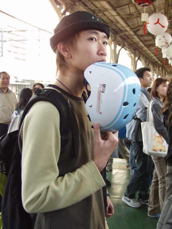 台灣鐵路旅遊攝影台中火車站月台旅客特寫2003攝影照片43