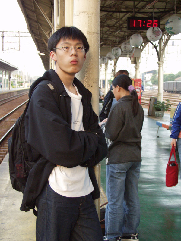 台灣鐵路旅遊攝影台中火車站月台旅客特寫2003攝影照片46