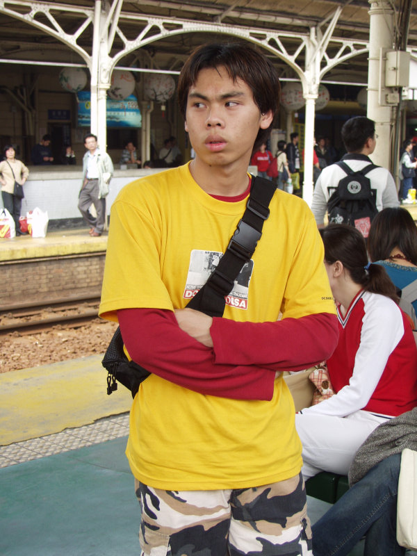 台灣鐵路旅遊攝影台中火車站月台旅客特寫2003攝影照片56