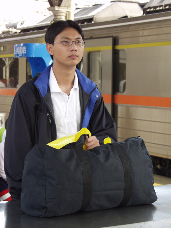 台灣鐵路旅遊攝影台中火車站月台旅客特寫2003攝影照片57