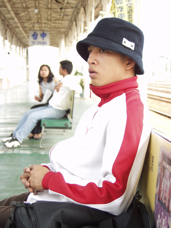 台灣鐵路旅遊攝影台中火車站月台旅客特寫2003攝影照片66