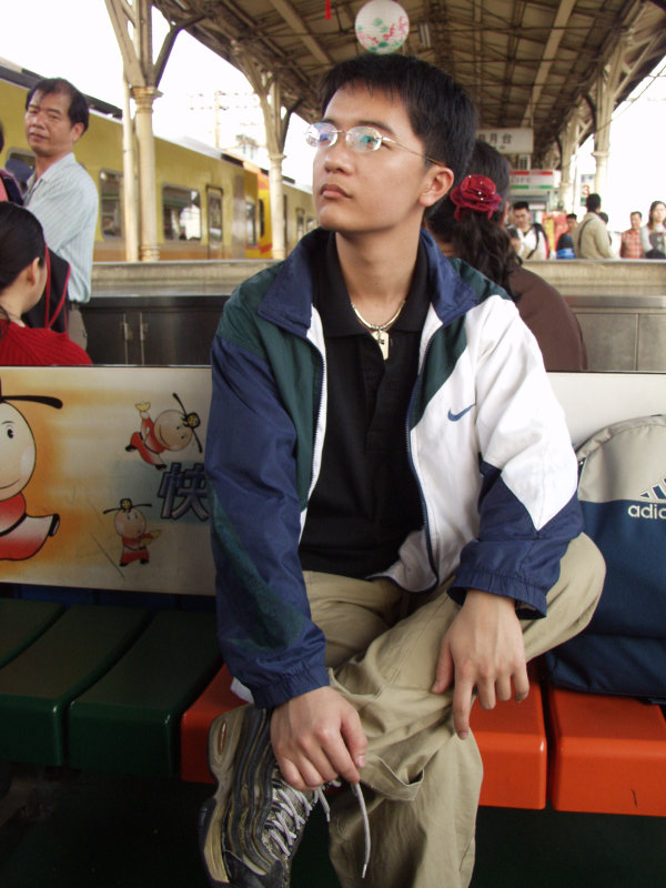 台灣鐵路旅遊攝影台中火車站月台旅客特寫2003攝影照片67