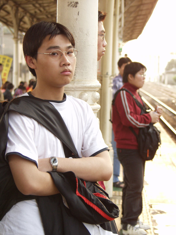 台灣鐵路旅遊攝影台中火車站月台旅客特寫2003攝影照片72