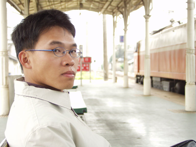 台灣鐵路旅遊攝影台中火車站月台旅客特寫2003攝影照片84