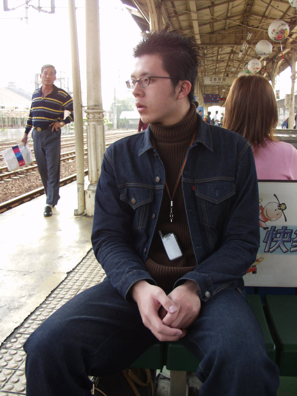 台灣鐵路旅遊攝影台中火車站月台旅客特寫2003攝影照片89