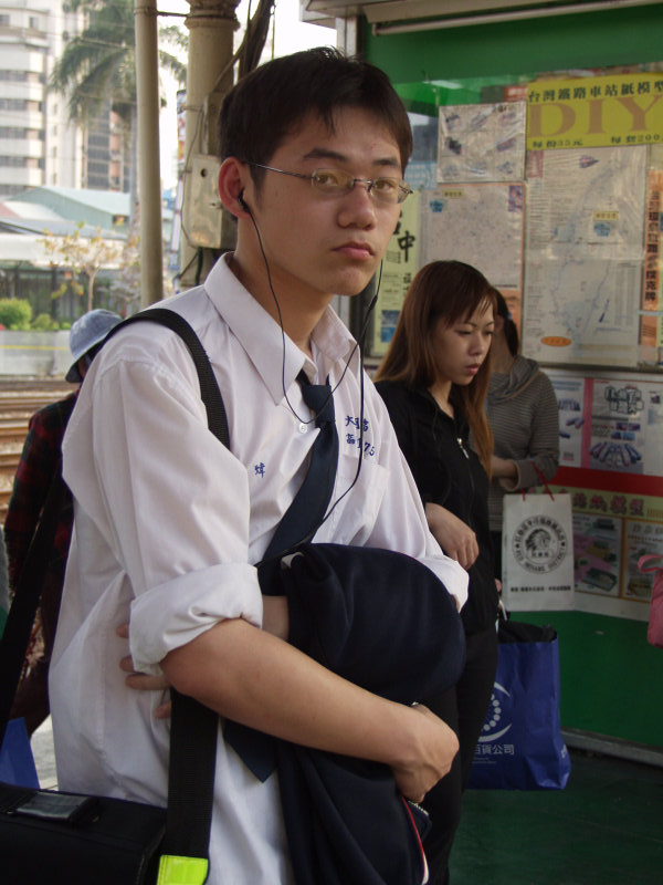 台灣鐵路旅遊攝影台中火車站月台旅客特寫2003攝影照片93