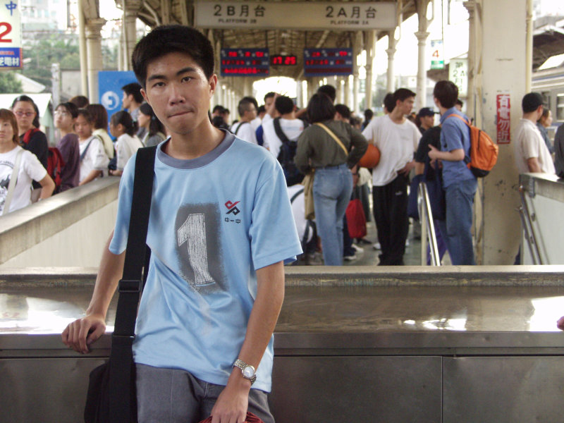 台灣鐵路旅遊攝影台中火車站月台旅客特寫2003攝影照片101