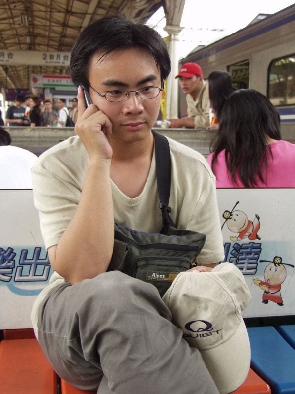 台灣鐵路旅遊攝影台中火車站月台旅客特寫2003攝影照片104