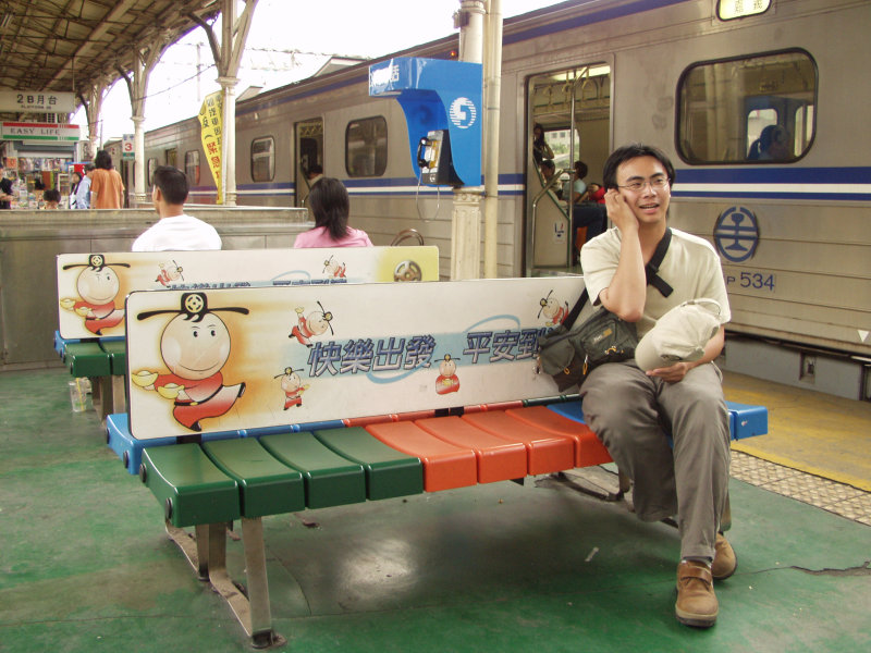 台灣鐵路旅遊攝影台中火車站月台旅客特寫2003攝影照片107
